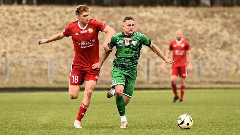 Trzech mężczyzn gra w piłkę