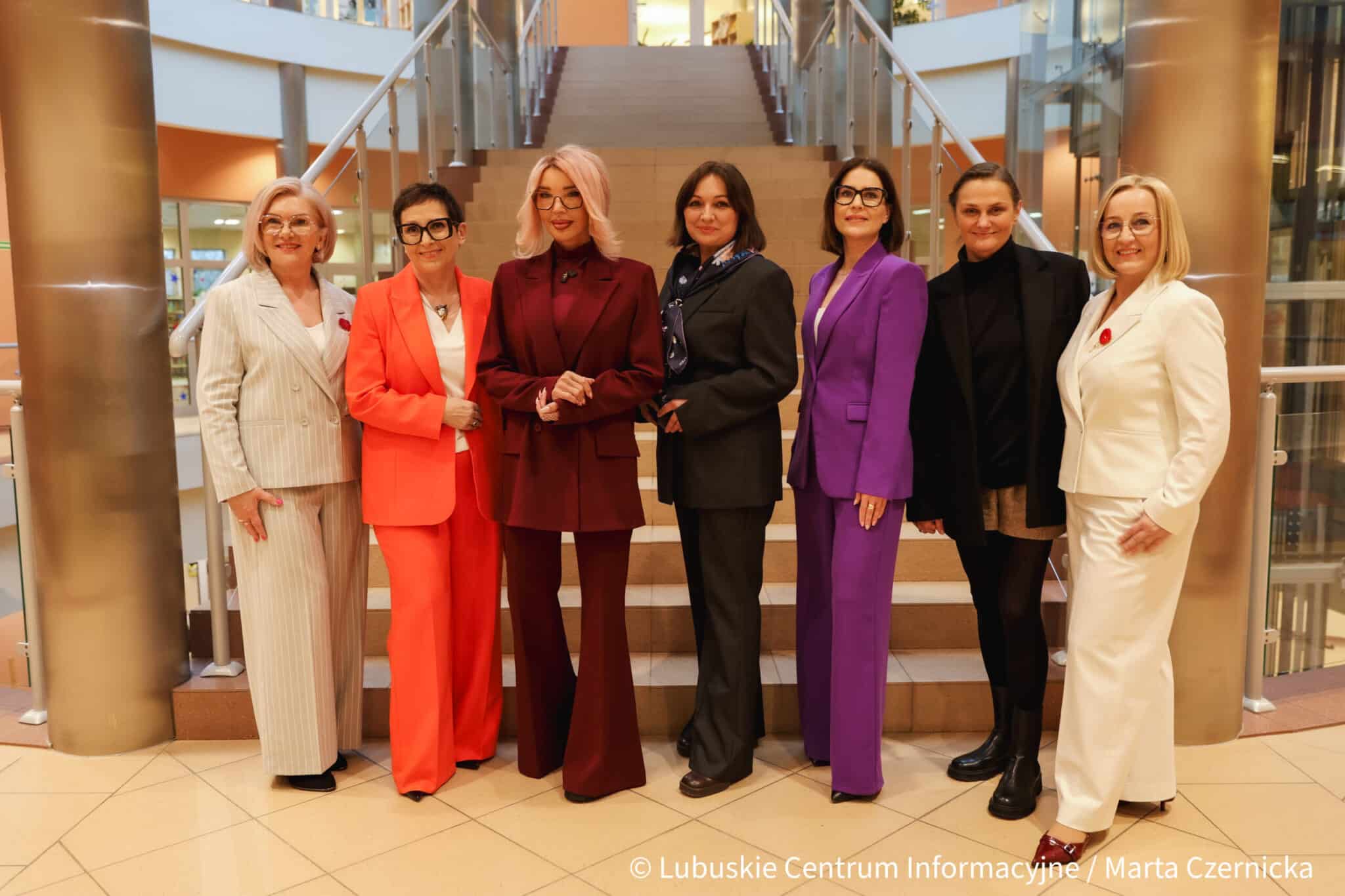 Konferencja Kwiaty kupię sobie sama była początkiem kampanii społecznej  Pieniądze w domu trzyma pan mąż Przemoc ewoluuje stąd nowa kampania ZDJĘCIA