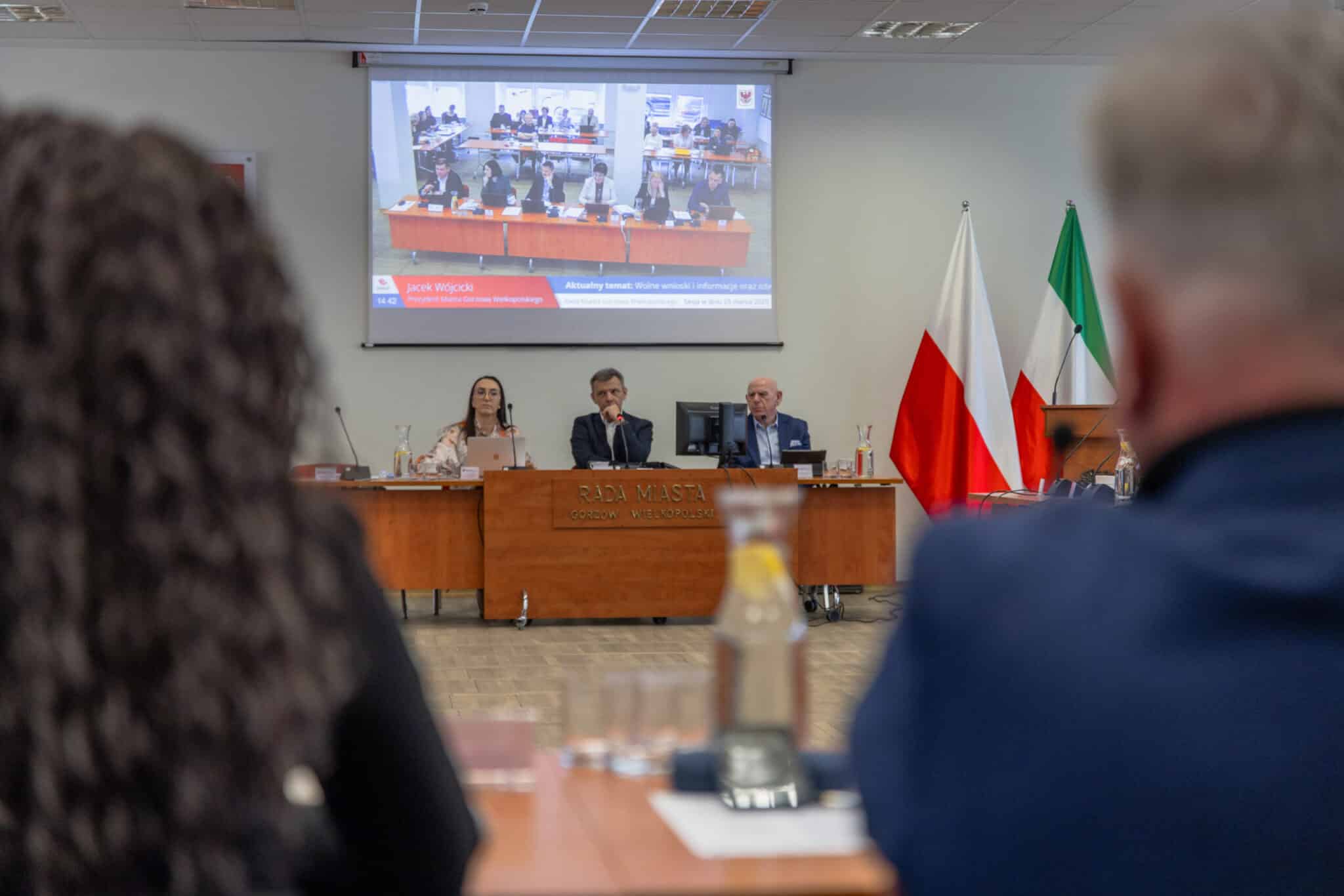 Stal Gorzów tematem numer jeden choć poza porządkiem obrad O czym jeszcze będą rozmawiać radni  Stal Gorzów poza porządkiem obrad ale nie poza debatą Radni zbiorą się we wtorek