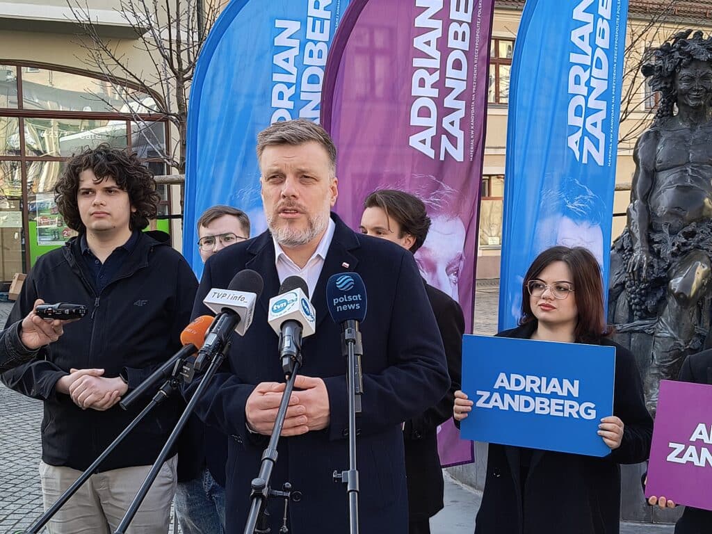 Konferencja prasowa Adriana Zandberga. W tle pomnik Bachusa w Zielonej Górze