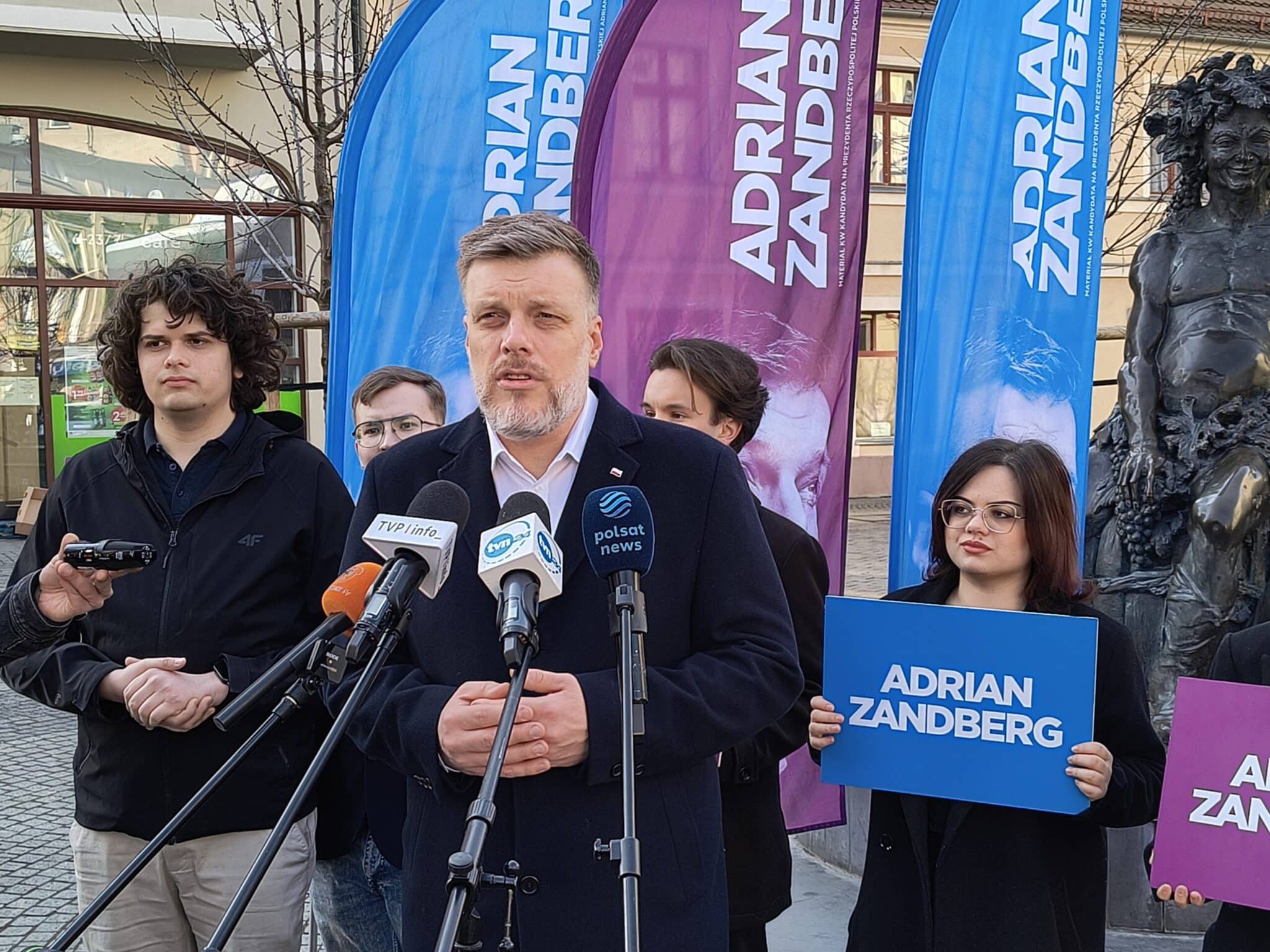 Konferencja prasowa Adriana Zandberga W tle pomnik Bachusa w Zielonej Górze  Nie dla wykluczenia transportowego Adrian Zandberg odwiedził Zieloną Górę