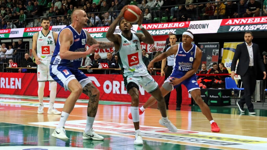 Czterech mężczyzn gra w koszykówkę