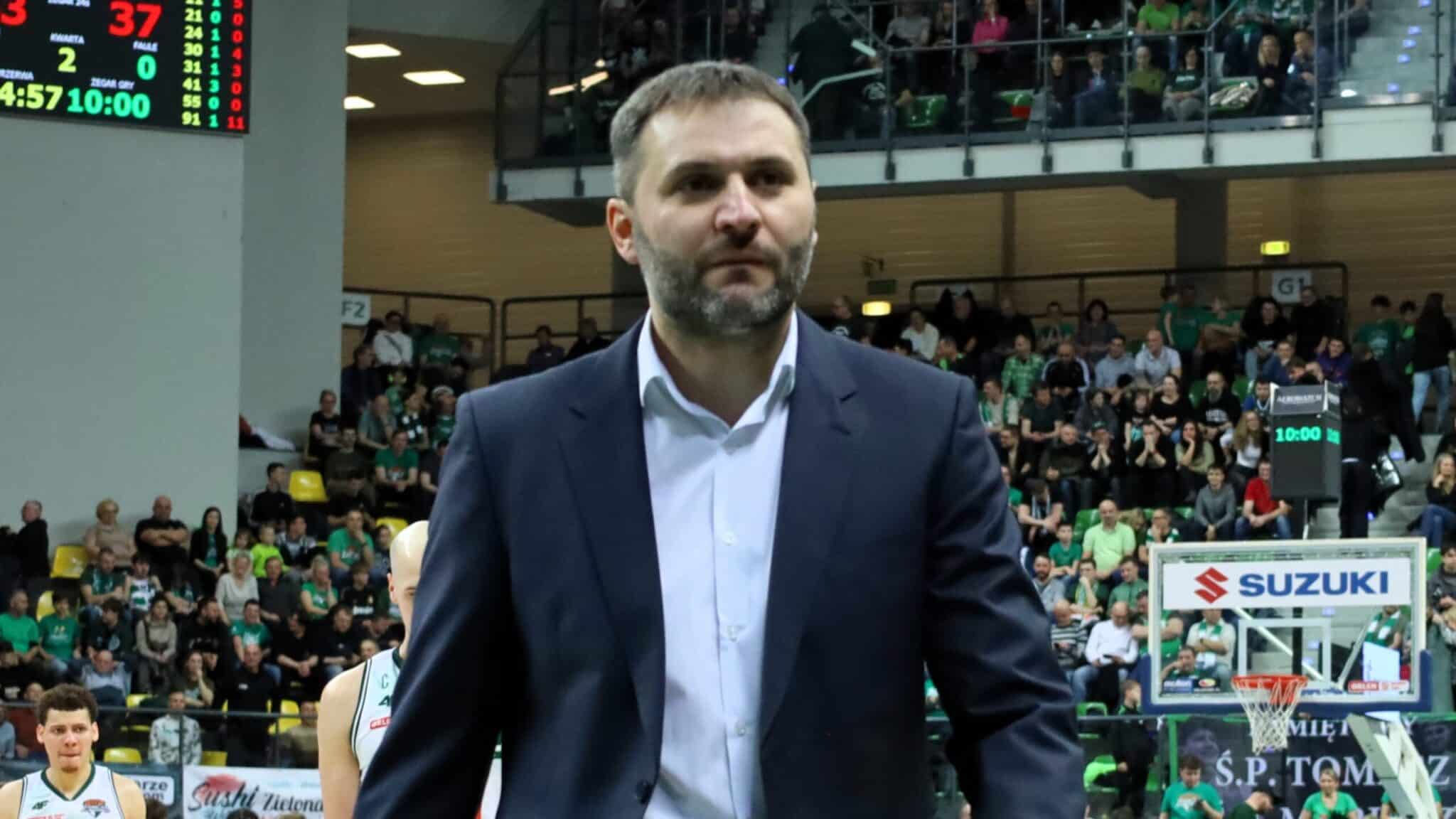 Mężczyzna w koszuli i marynarce  Zastal przegrał ważny mecz Popełnił zbyt dużo grzechów