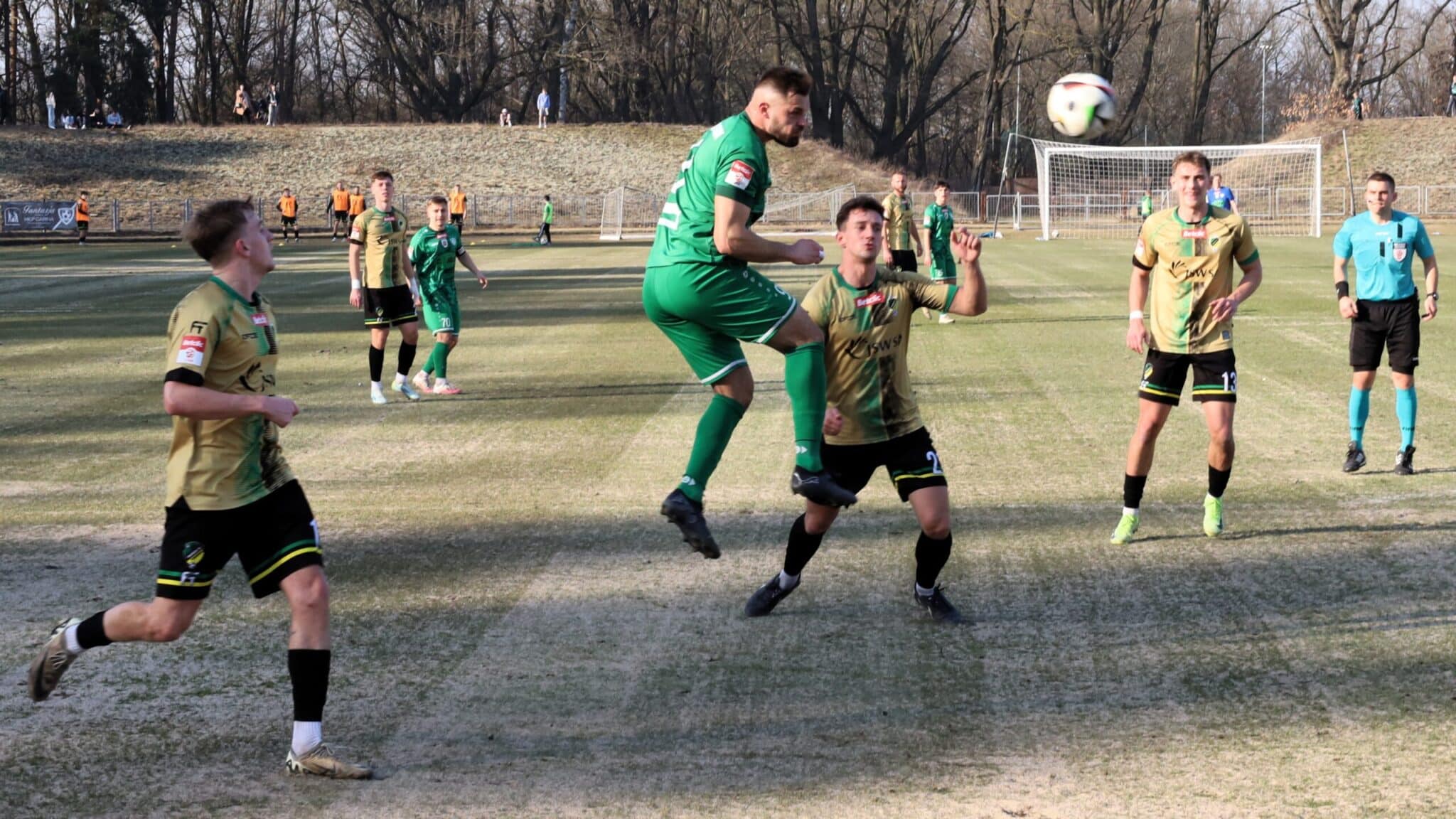 Dziesięciu mężczyzn na boisku  Derby dla Lechii i dla Warty Remis Cariny i Odry ZDJĘCIA