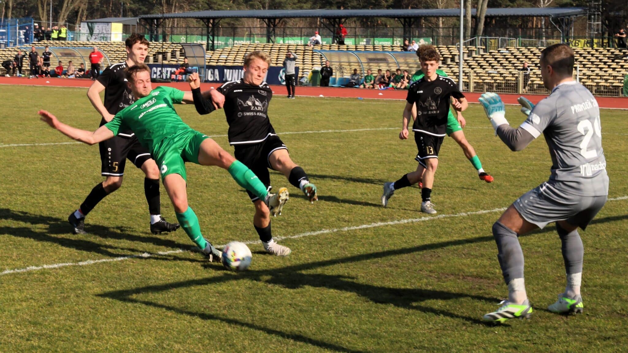 Sześciu mężczyzn na boisku  Promień zadał dwa ciosy w dwie minuty i wygrał w Zielonej Górze ZDJĘCIA