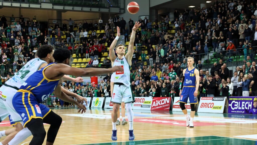 Zastal przegrywa piąty mecz z rzędu. Robi się nieciekawie (ZDJĘCIA) Czterech mężczyzn gra w koszykówkę