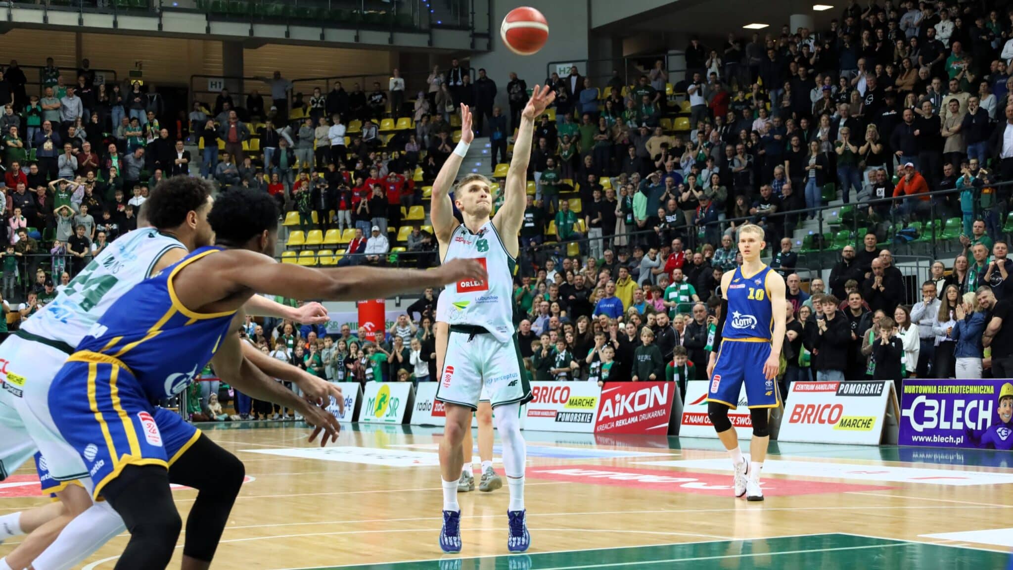 Filip Matczak Czterech mężczyzn gra w koszykówkę Zastal przegrywa piąty mecz z rzędu Robi się nieciekawie ZDJĘCIA