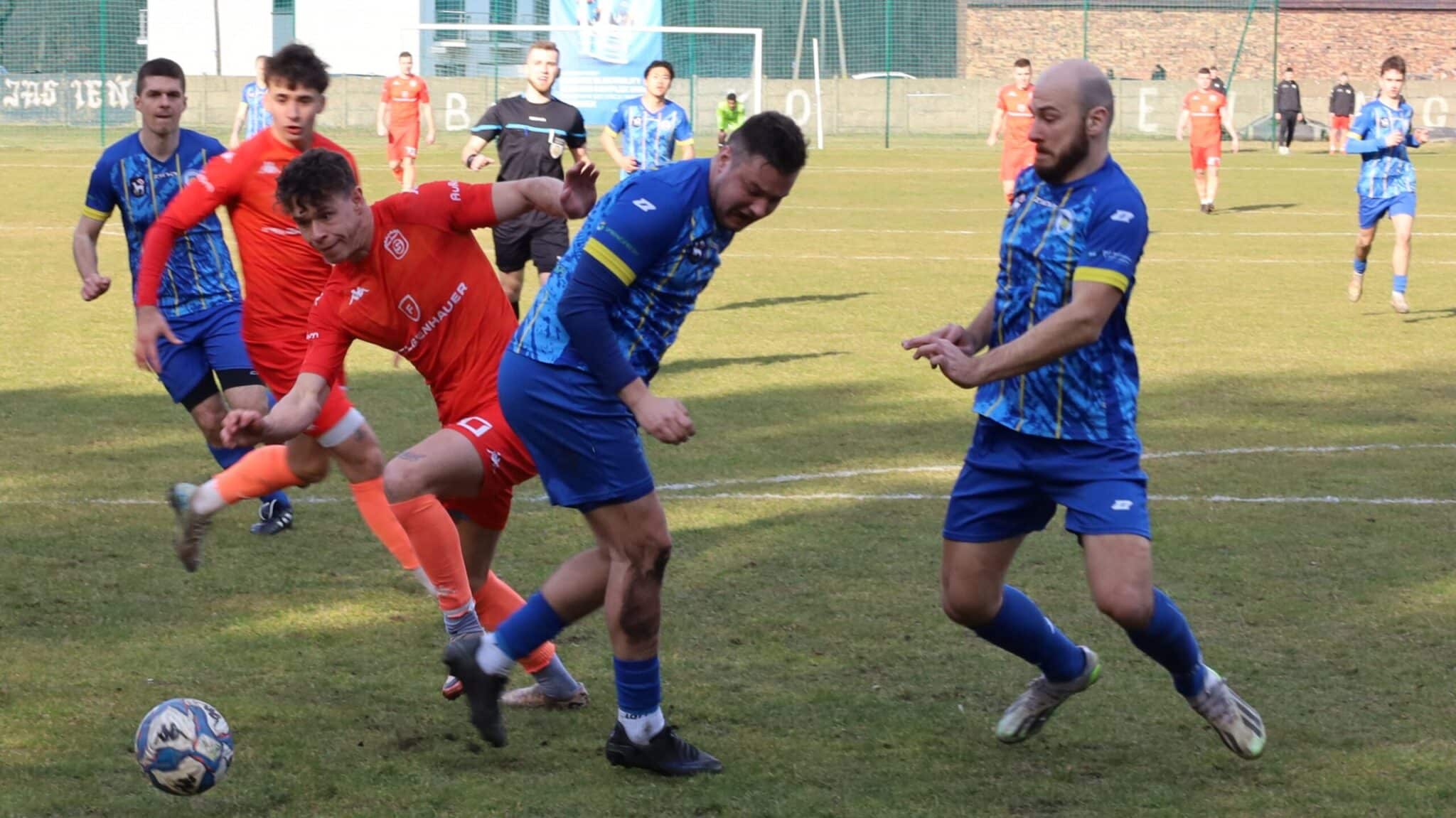 Kilkunastu mężczyzn gra w piłkę  Derby dla Cariny i dla Warty Lechia znów zwycięska WYNIKI