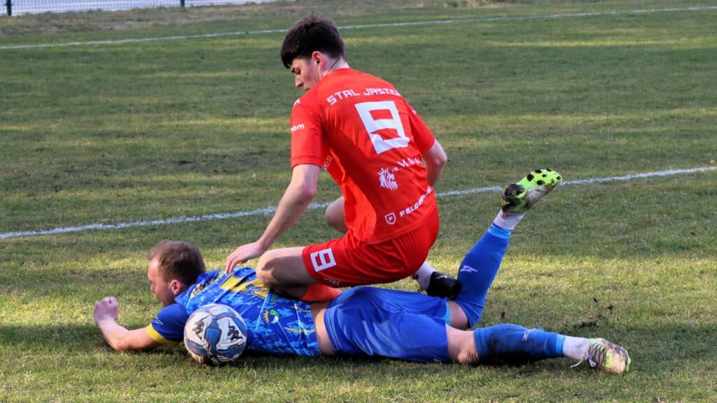 Dublet w minutę. Ilanka w odwrocie. Dozamet w natarciu (PODSUMOWANIE) Dwaj mężczyźni na boisku