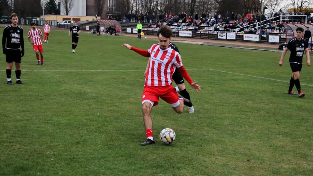 Siedmiu mężczyzn gra w piłkę