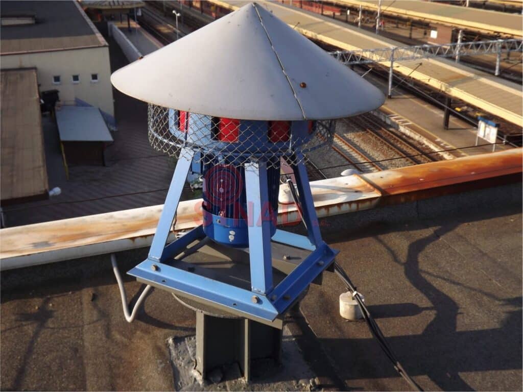 Syrena alarmowa na dachu