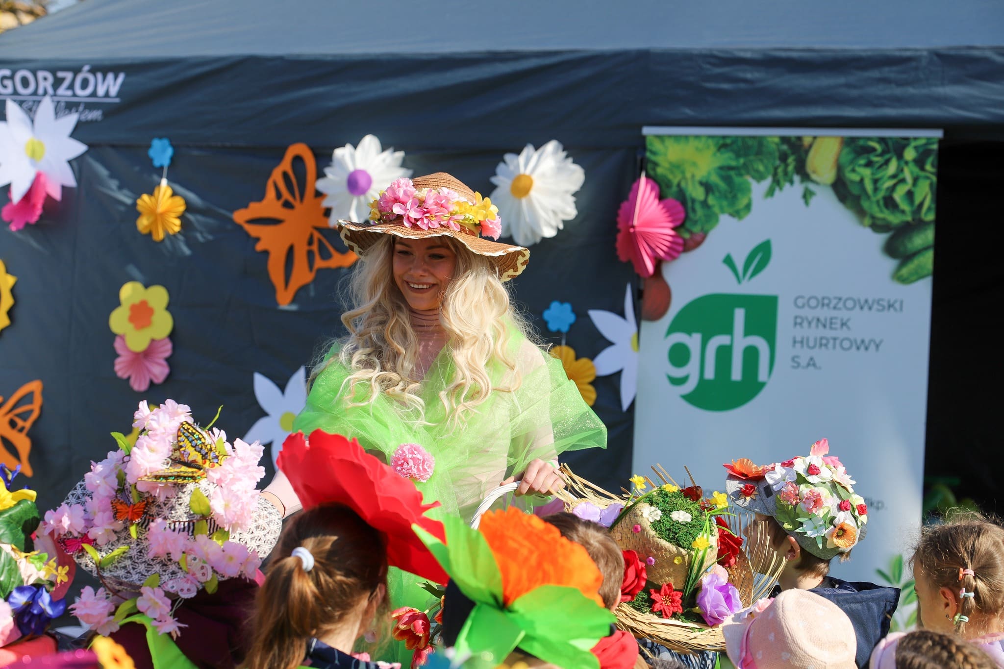 Wiosna zawitała do gorzowskiego GRH, fot. UM Gorzowa Wlkp. Wiosna zawitała do gorzowskiego GRH fot UM Gorzowa Wlkp Pani Wiosna zawitała na gorzowski ryneczek ZDJĘCIA