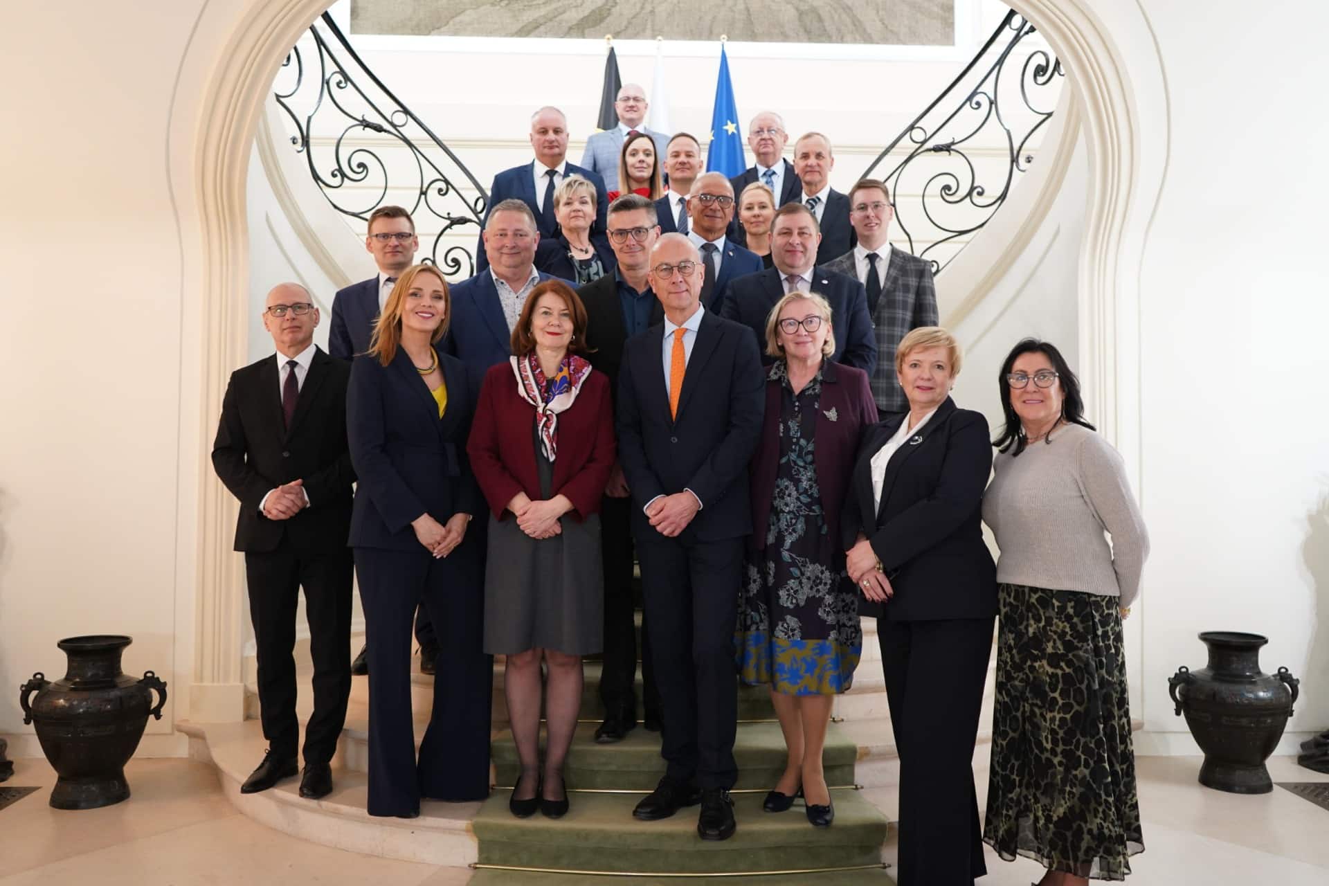 Grupa ludzi przy schodach pozuje do zdjęcia  Lubuskie w Brukseli w czasie polskiej prezydencji