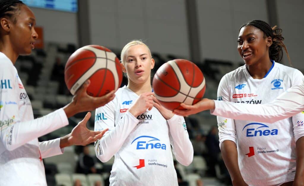 Trzy kobiety z piłkami do koszykówki