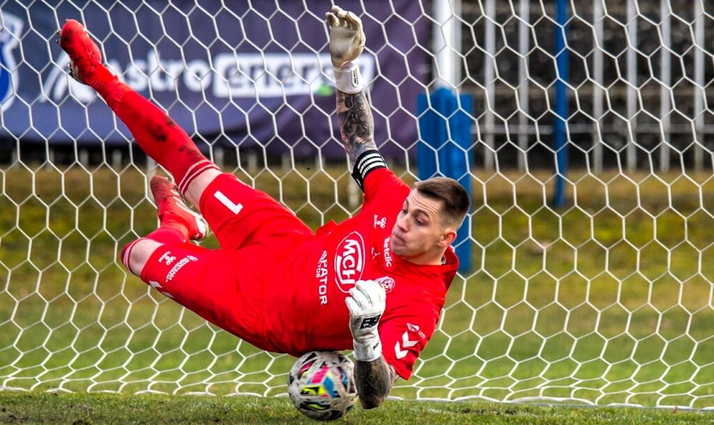 Bramkarz rzucający się na piłkę