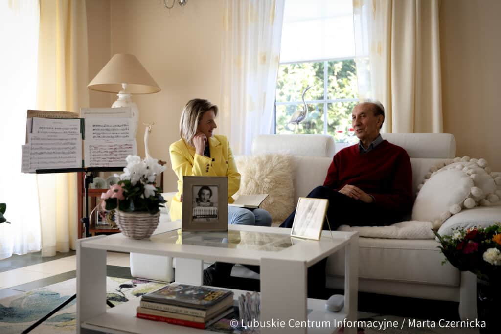 Rozmowę z okazji jubileuszu Edwarda Dębickiego nagrywaliśmy w jego domu, gdzie jest mnóstwo zdjęć i wspomnień.