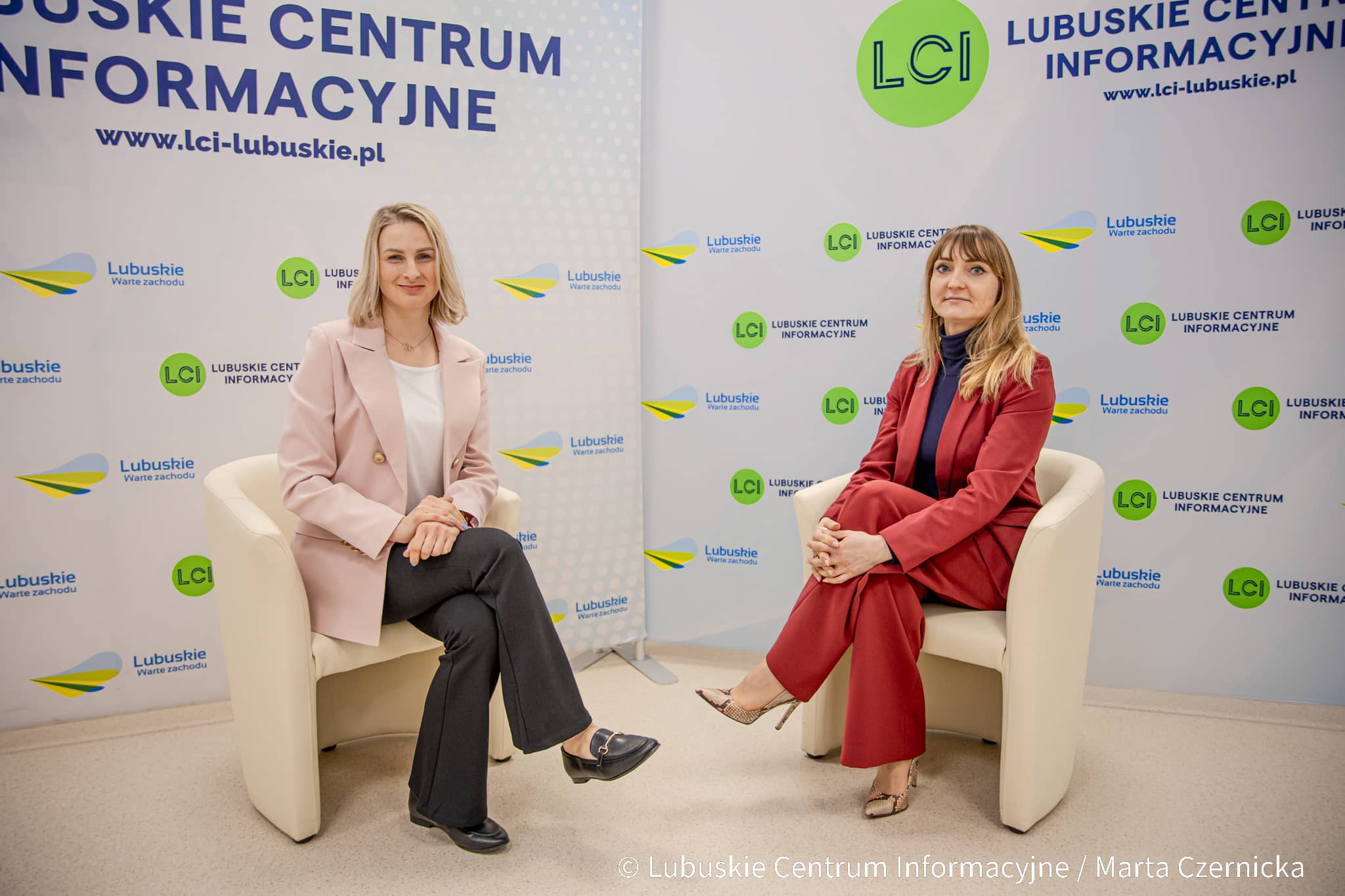 Profesor Aleksandra Szczerba w studiu LCI  Profesor Aleksandra Szczerba z gorzowskiej AJP Przemoc wobec kobiet przybiera dziś różne formy