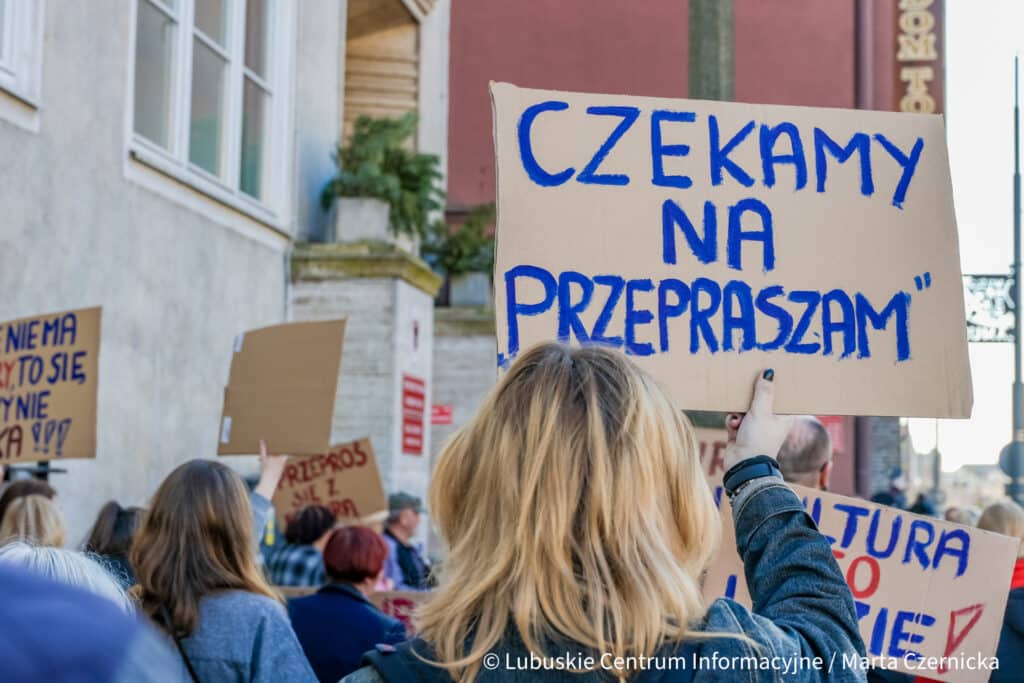 Spacer pod Urzędem Miasta Gorzowa Wlkp. w obronie Hanny Dębskiej. Fot. LCI