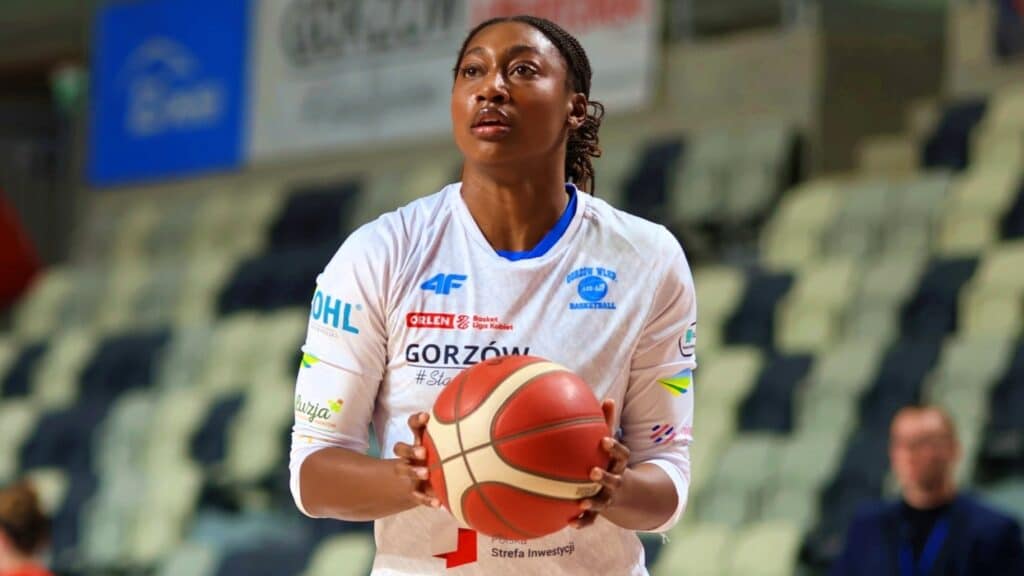 Kobieta z piłką do koszykówki