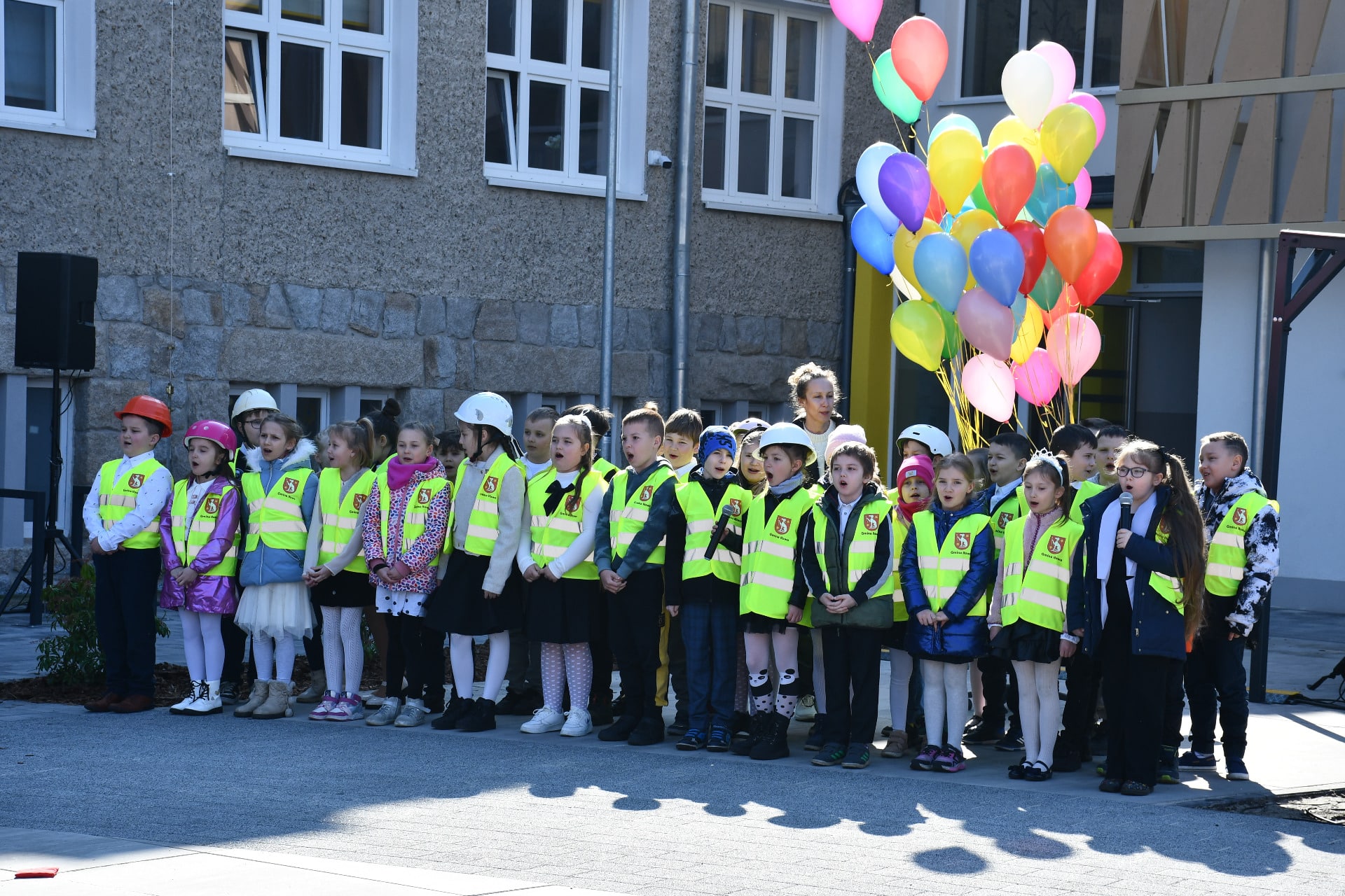 uczniowie szkoły  Szkoła w Iłowej z nowym obliczem Co zmieniła modernizacja za ponad 11 mln zł