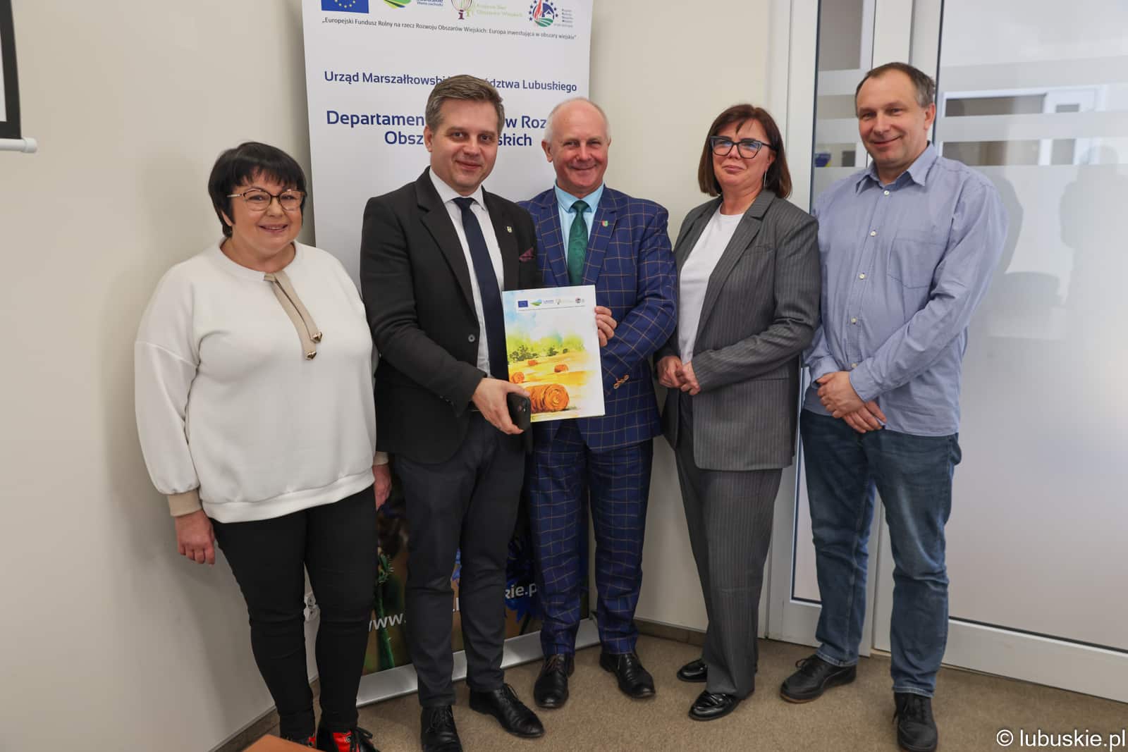 Dzięki dodatkowemu wsparciu udało się objąć dofinansowaniem samorządy, które wcześniej znajdowały się na liście rezerwowej członek zarządu i burmistrzowie Nowe Miasteczko i Rzepin z milionami na rozwój