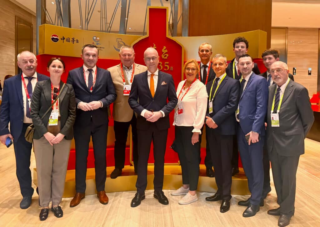 Marszałek województwa lubuskiego Marcin Jabłoński, lubuscy przedsiębiorcy i radni województwa na światowych targach konsumenckich w Chinach.