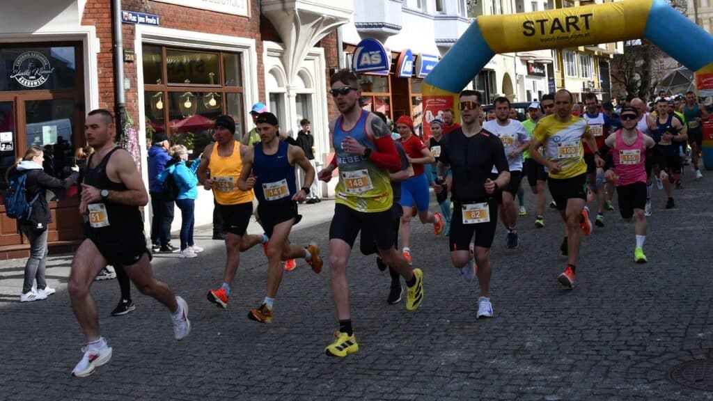 Grupa biegnących ludzi