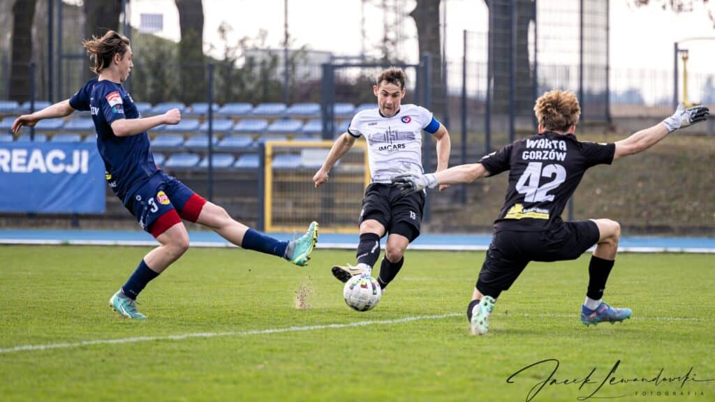 Trzech mężczyzn gra w piłkę