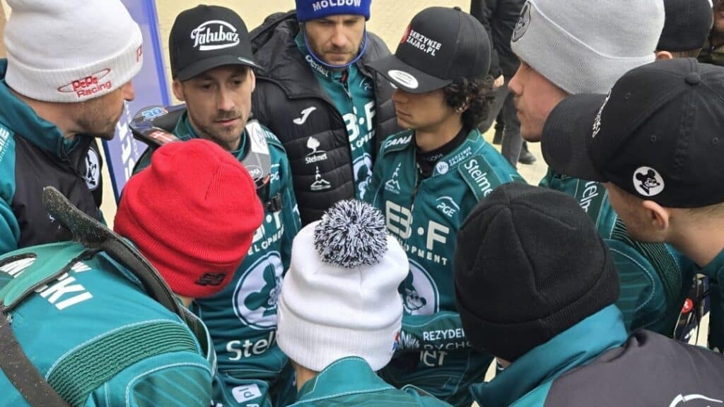 Grupa mężczyzn w czapkach i sportowych strojach