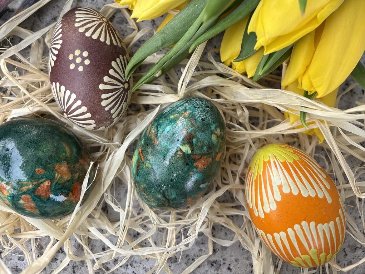 Źródło zdjęć: Dorota Krzywda ,,Biały Tulipan” pisanki Batik cebula i smocze jajo pisankowy poradnik z Lubuskiego