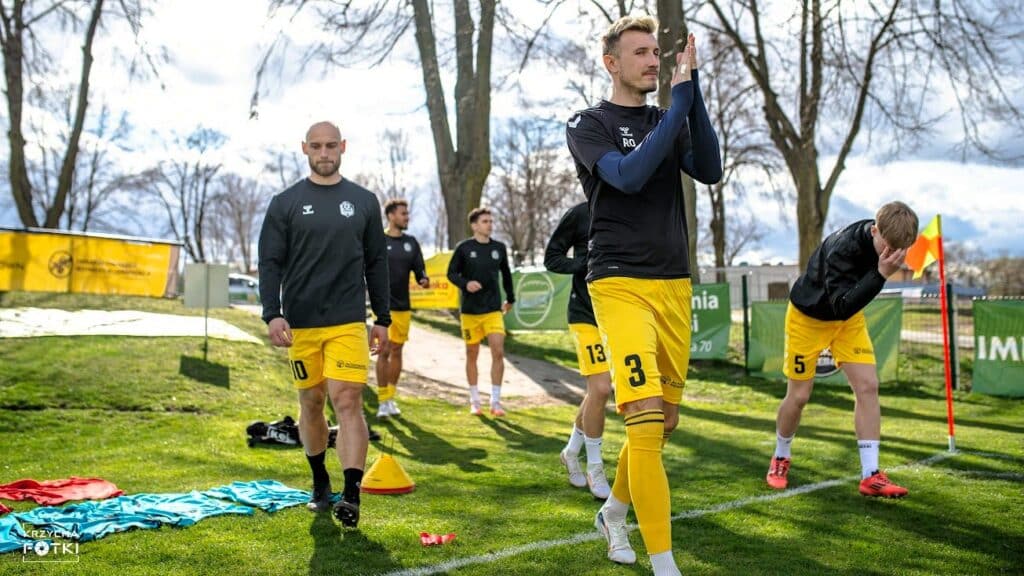 Sześciu mężczyzn w sportowych strojach