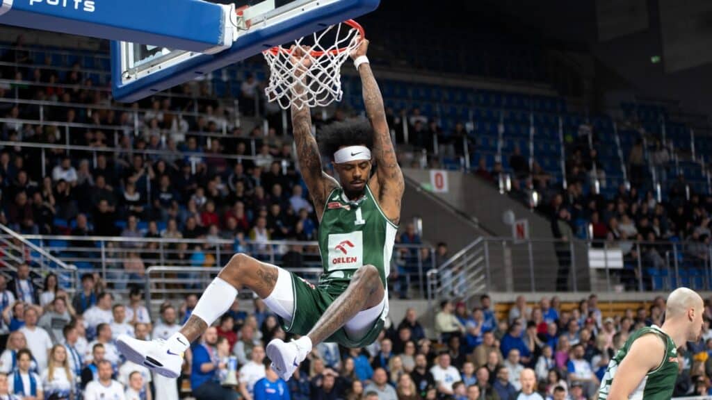 Zastal zrobił krok w kierunku utrzymania Koszykarz wiszący na obręczy kosza