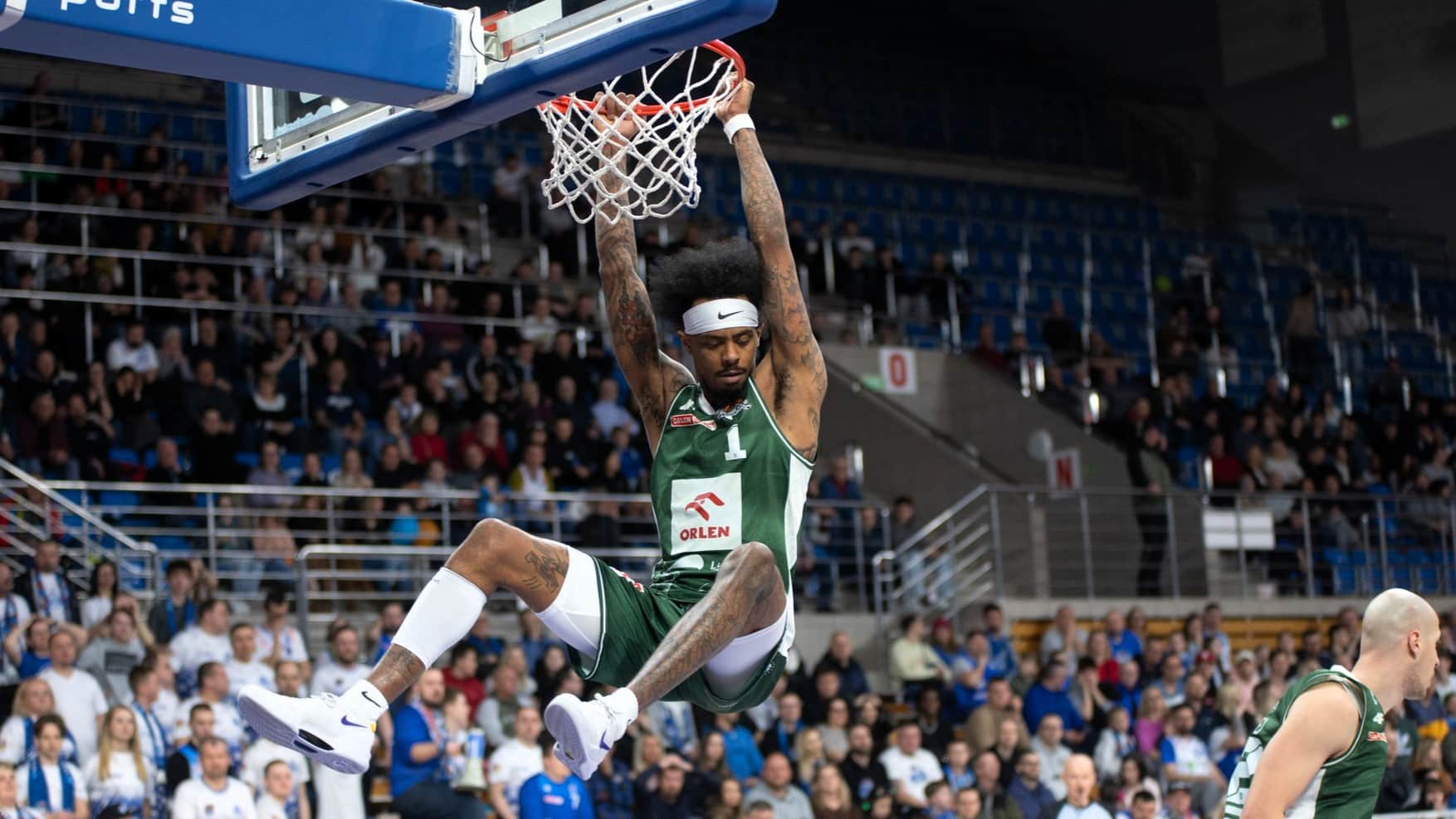 Ty Nichols Koszykarz wiszący na obręczy kosza Zastal zrobił krok w kierunku utrzymania