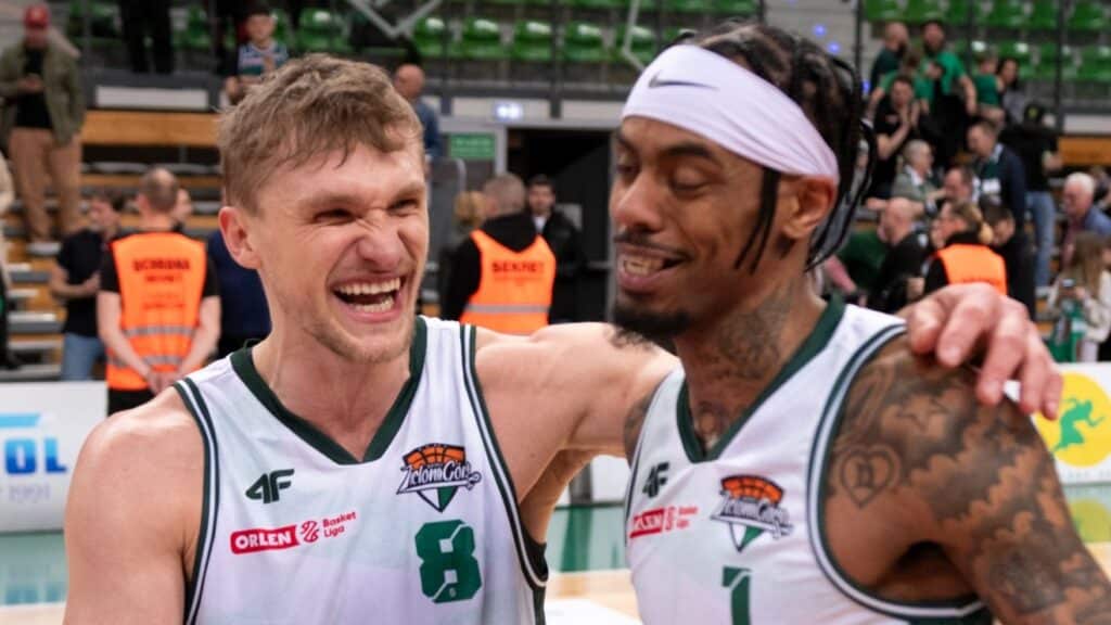 Dwaj uśmiechnięci mężczyźni