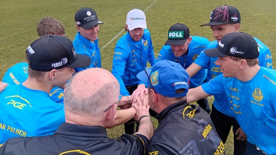 Dziewięć osób w sportowych strojach