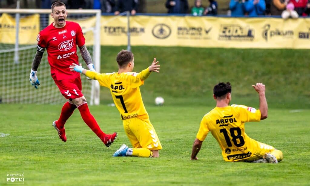 Trzech cieszących się mężczyzn na boisku