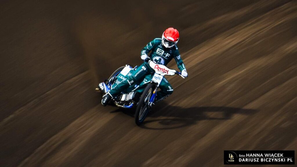 Żużlowiec w trakcie jazdy