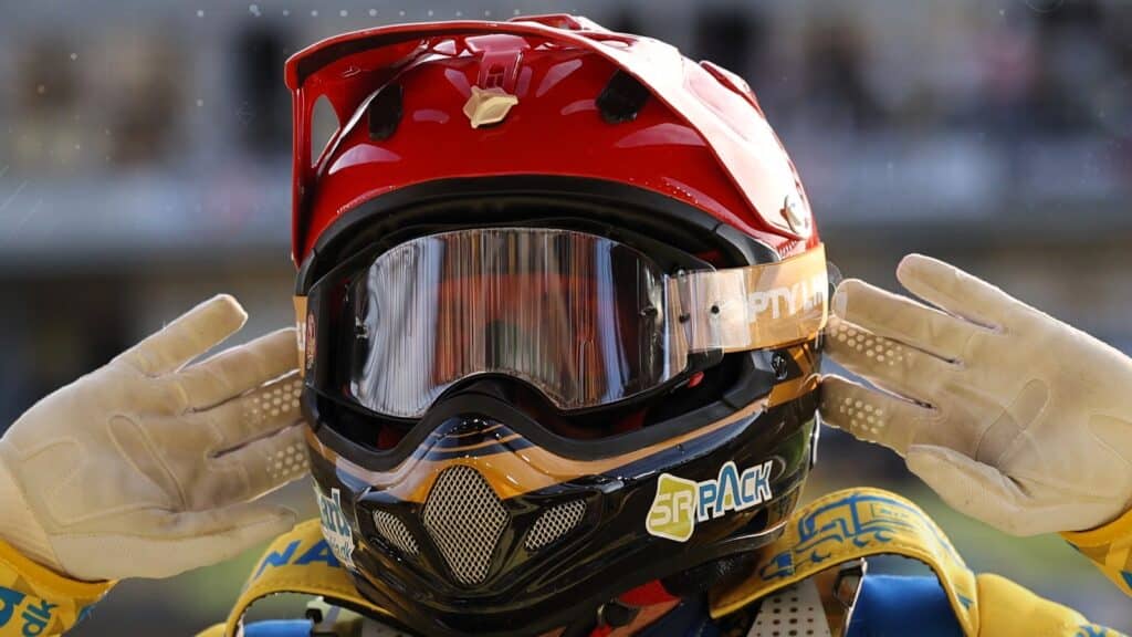 Stal ugrała remis, choć faworytem nie była Stal ugrała remis, choć faworytem nie była Postać w kasku na głowie