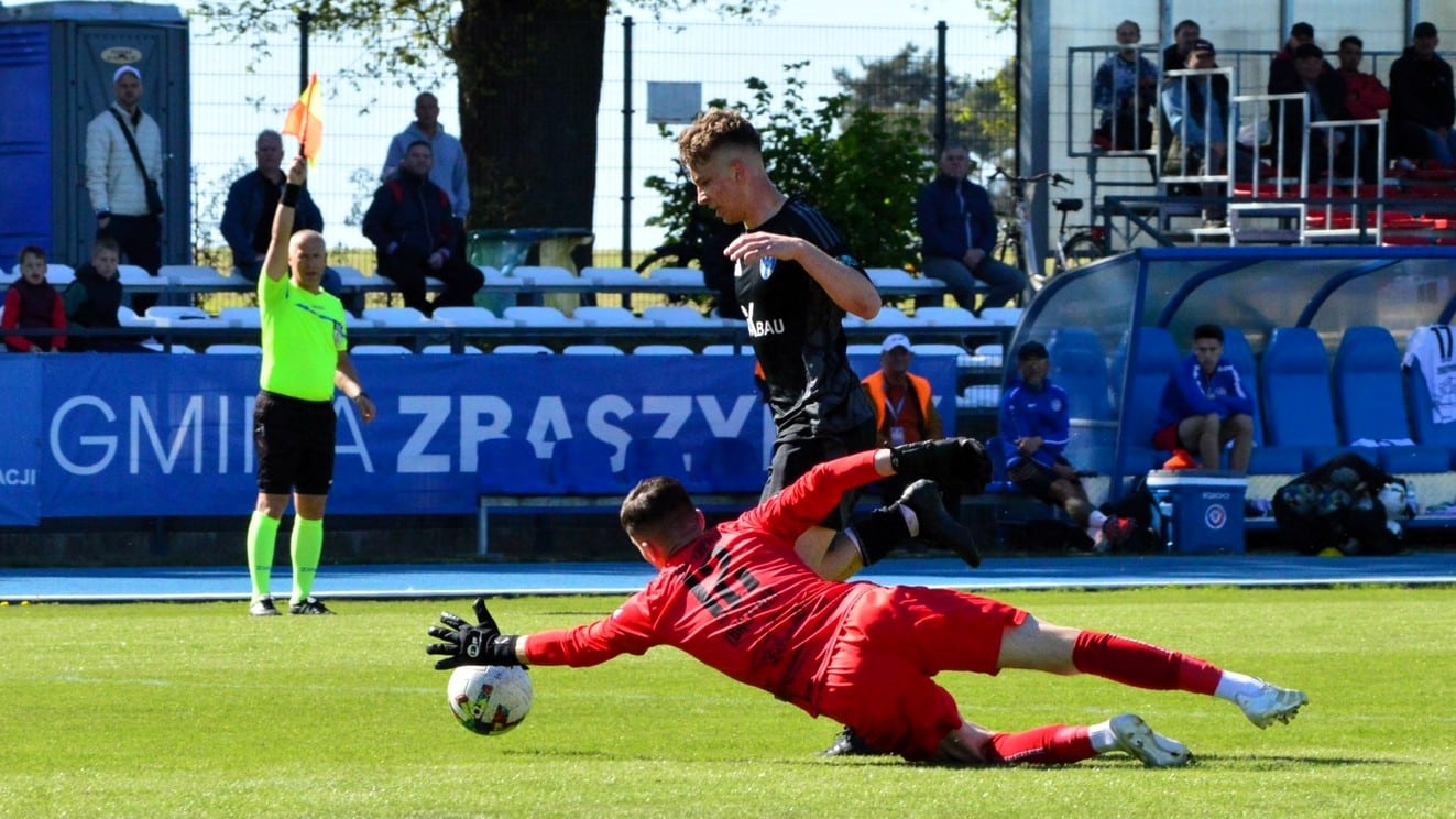 Dwaj mężczyźni grają w piłkę  Lider to lider Porażki Syreny Dozametu i Ilanki Derby dla Victorii PODSUMOWANIE