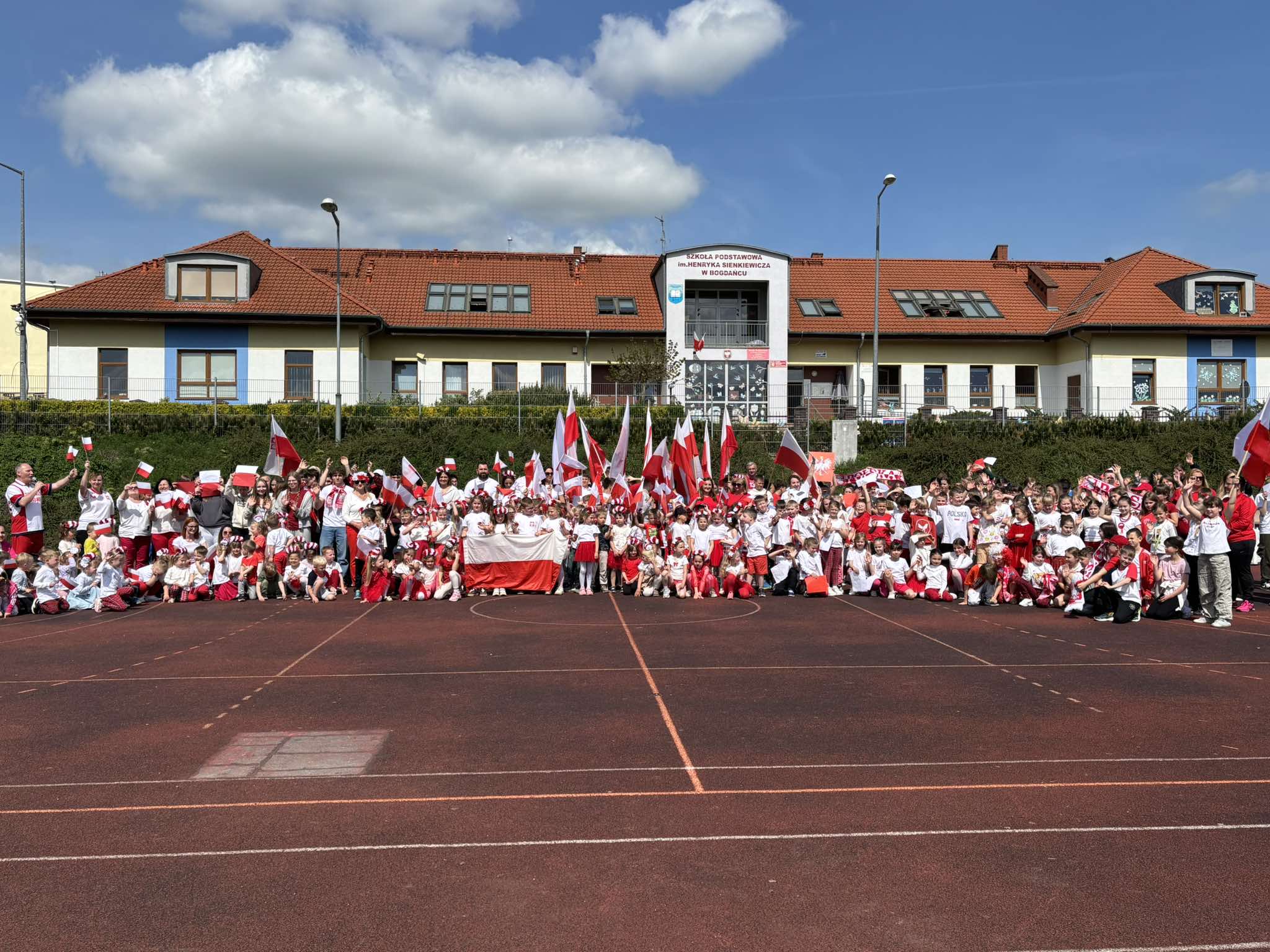 Bieg dla biało-czerwonej w Zespole Szkolno-Przedszkolnym w Bogdańcu. Bieg dla biało czerwonej w Zespole Szkolno Przedszkolnym w Bogdańcu Majówka 2025 w Gorzowie świętowanie na sportowo i z kulturą