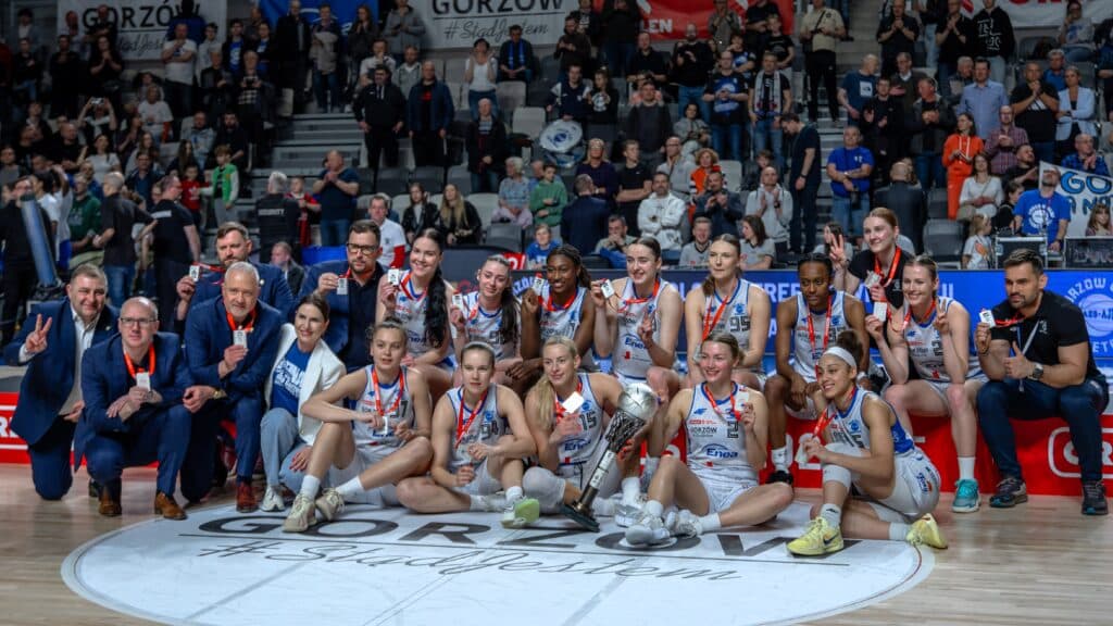 Koszykarki z Gorzowa w blasku srebra. Wielkie brawa za ten sezon (ZDJĘCIA) Dwanaście kobiet w sportowych strojach i z medalami