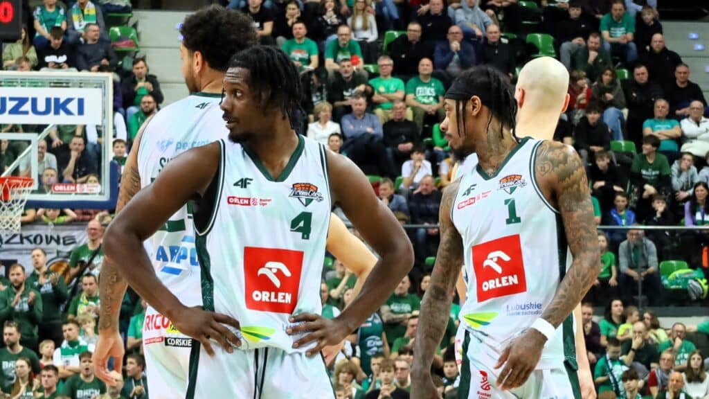 Czterej mężczyźni w sportowych strojach