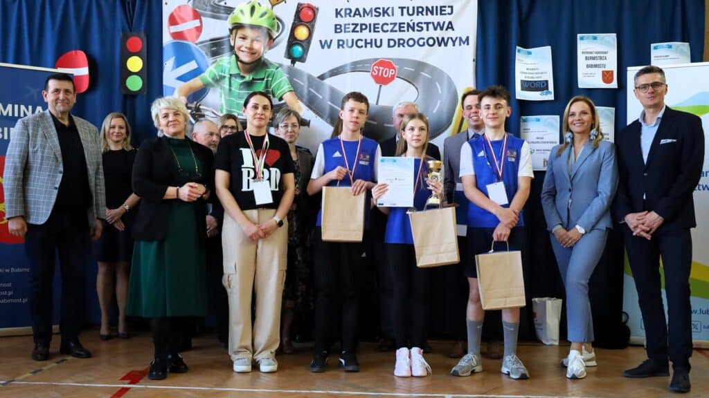 Kilkanaście osób na scenie