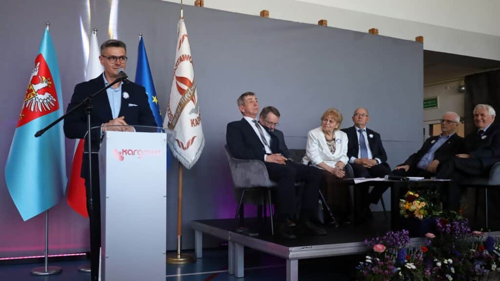 80 lat minęło… Zacny jubileusz Szkoły Podstawowej w Kargowej (ZDJĘCIA) 80 lat minęło… Zacny jubileusz Szkoły Podstawowej w Kargowej (ZDJĘCIA) Mężczyzna przy mównicy i sześcioro osób w fotelach