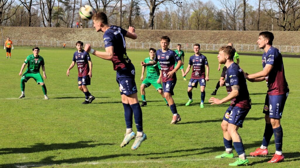 Dziesięciu mężczyzn na boisku