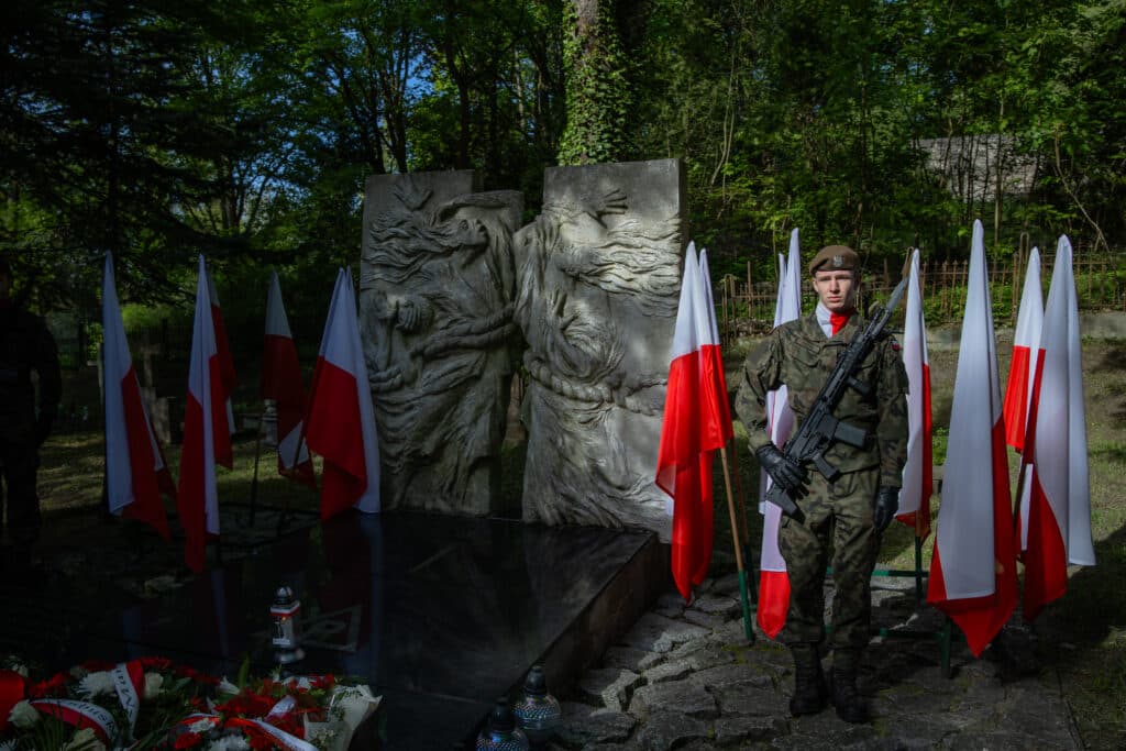Osiemdziesiąt lat temu, dobiegła końca gehenna więźniarek i więźniów niemieckiego obozu koncentracyjnego w Ravensbrück.