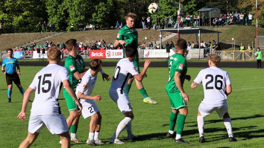 Ośmiu mężczyzn na boisku