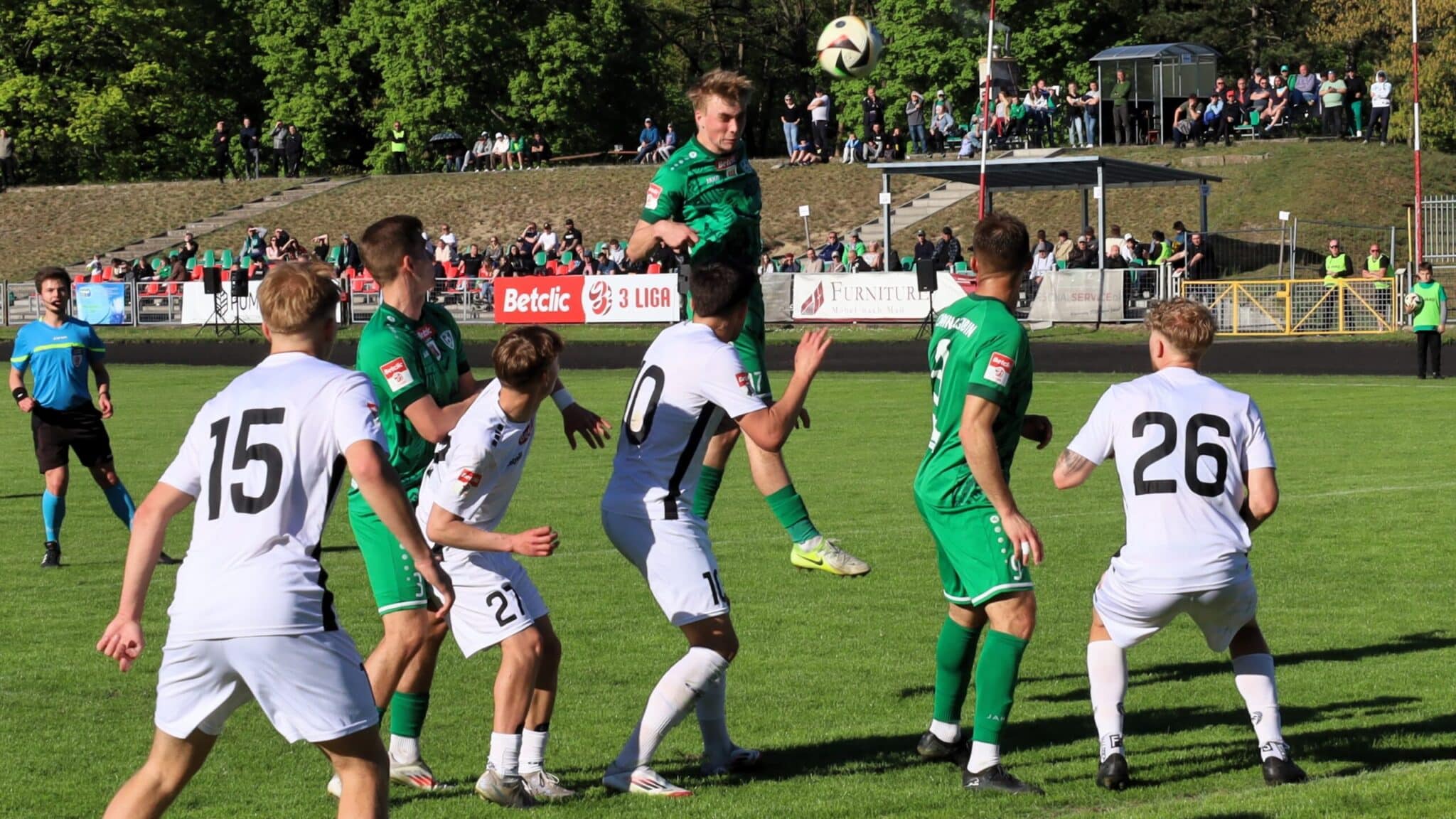 Ośmiu mężczyzn na boisku  Derby dla Lechii Stilon za trzy Ciekawie w IV lidze Zorza już z awansem WYNIKI