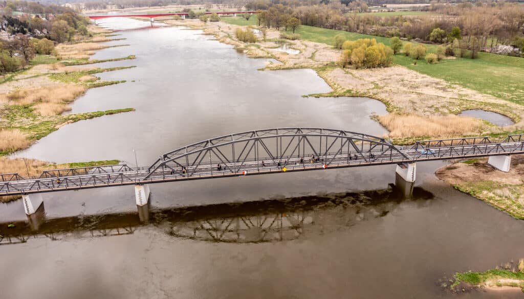 Widok z lotu ptaka na most w Cigacicach podczas remontu. Źródło: Starostwo Powiatowe w Zielonej Górze