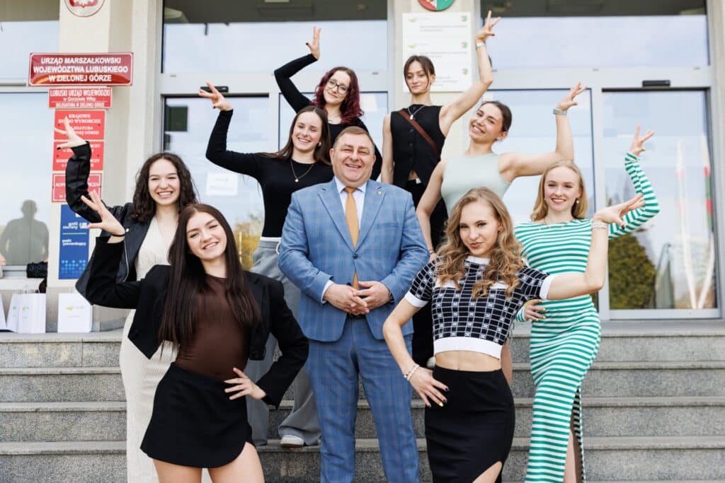 Wicemarszałek Grzegorz Potęga z zespołem Mega Dance